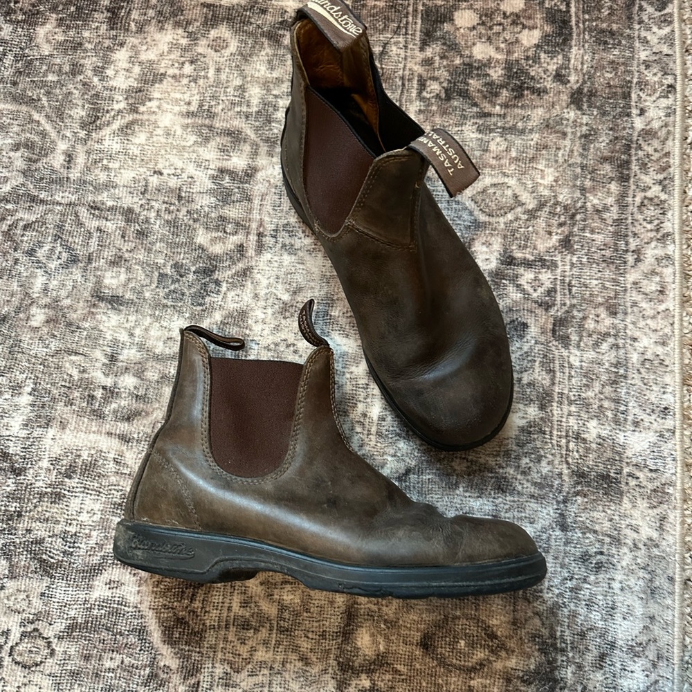 Women’s blundstones size 9
